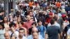 Miles de personas caminan a diario por Times Square, una emblemática plaza de Nueva York, ciudad que está cortando todos sus lazos comerciales con la Organización Trump.