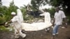Les secouristes transportent sur une civière le corps d’une victime du crash d'un avion à Juba, Soudan du Sud, 4 novembre 2015. 