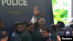 Salahuddin Quader Chowdhury, a senior opposition leader, waves to the media after he arrives at the war crime tribunal, in Dhaka, Bangladesh, Oct. 1, 2013.
