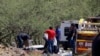 ARCHIVO - Los forenses trabajan sobre los cadáveres en el lugar de un accidente de autobús al costado de la carretera cerca de Villa de Tepelmeme, estado de Oaxaca, México, el viernes 6 de octubre de 2023. 