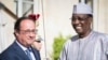 Le président français François Hollande, à gauche, salue son homologue du Tchad Idriss Deby Itno, avant une réunion à l'Elysée à Paris, 20 août 2016. 