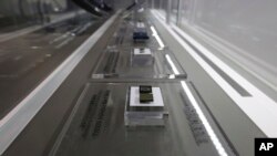 资料： 在韩国首尔商店里展出的三星电子芯片。 2018年1月31日