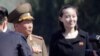 2017年4月13日，朝鲜领导人金正恩(Kim Jong Un)的妹妹金与正(Kim Yo Jong)在平壤的一个拥有十几座公寓楼的住宅区正式开幕时现身亮相。