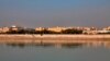 ARCHIVO - En esta imagen de archivo del viernes 3 de enero de 2020, la embajada estadounidense vista desde el otro lado del río Tigris en Bagdad, Irak. (AP Photo/Khalid Mohammed, Archivo)
