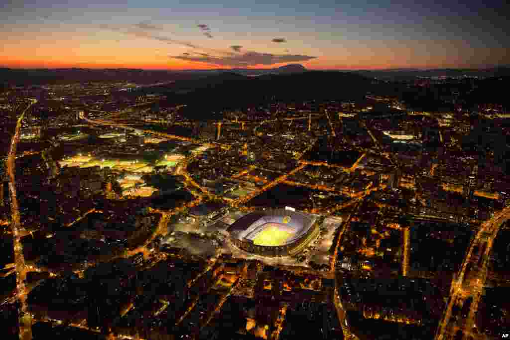 ពហុកីឡដ្ឋាន Camp Nou ត្រូវបានបំភ្លឺភ្លើងមុនការប្រកួតបាល់ទាត់រវាងក្រុម Barcelona FC និងក្រុម Eibar ទីក្រុង Barcelona ប្រទេសអេស្ប៉ាញកាលពីថ្ងៃទី១៩ កញ្ញា ២០១៧។