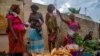 Mulheres zungueiras na praça do Avô Kumbi em Luanda, Angola (Foto de Arquivo)