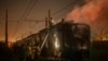 Petugas pemadam kebakaran memadamkan api di sebuah kereta api yang dibakar oleh tersangka anggota milisi paramiliter di Recreio dos Bandeirantes, Rio de Janeiro, Brazil, 23 Oktober 2023. (BRUNO KAIUCA / AFP)
