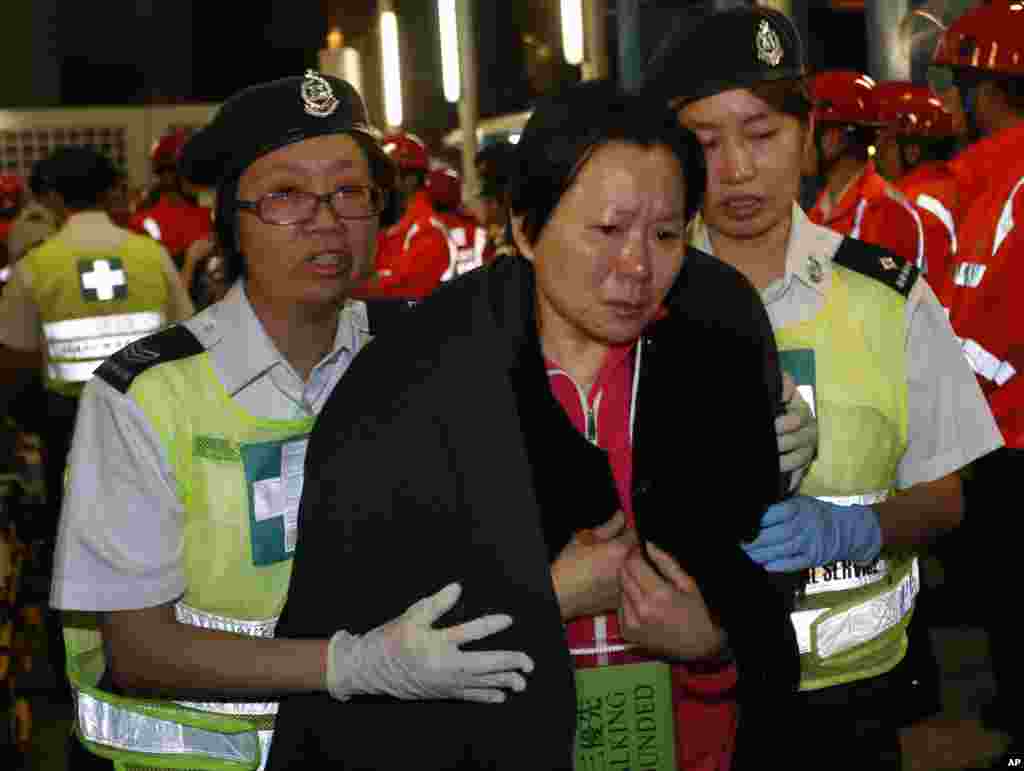 香港海域发生两船相撞事件之后,一名幸存者2012年10月2日,在救难人员的协助下被救上岸(AP)。