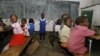Des enfants zimbabwéens sont assis dans une salle de classe dans une école de Norton, à 55 km à l’ouest de Harare, le 28 janvier 2009 