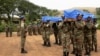 Des Casques bleus de la Mission des Nations unies au Mali, Minusma, portent les cercueils contenant les corps de deux de leurs collègues tués lors d'un attentat à Kidal, à Bamako, 18 décembre 2013. REUTERS/Adama Diarra