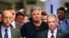 Paul Manafort (au milieu, en noir), ancien directeur de campagne du président américain Donald Trump, arrive au tribunal le 27 juin 2019 à New York. Il figure parmi les personnes qui bénéficie de la grâce du président.