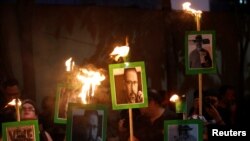 সাংবাদিক ও বিক্ষোভকারীরা মেক্সিকো সিটিতে স্বরাষ্ট্র মন্ত্রকের সামনে সাংবাদিকদের হত্যার প্রতিবাদ জানিয়ে হাভিয়ের ভালদেজের প্রতিকৃতি নিয়ে বিক্ষোভ দেখাচ্ছেন, ১৬ই মে, ২০১৭,ছবি হেনরি রোমেরো/রয়টার্স 