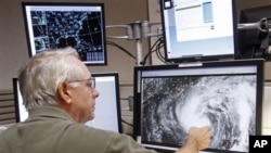 Seorang pakar badai di Pusat Badai Nasional (National Hurricane Center) di Miami, Florida (foto: dok).