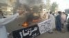ہڑتال کے دوران بعض مقامات پر مشتعل افراد نے ٹائر جلا کر سڑکیں بلاک کردیں۔