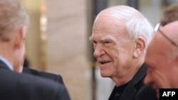 Milan Kundera në një aktivitet në Paris në nderim të filozofit francez Bernard-Henri Levy (30 nëntor 2010)