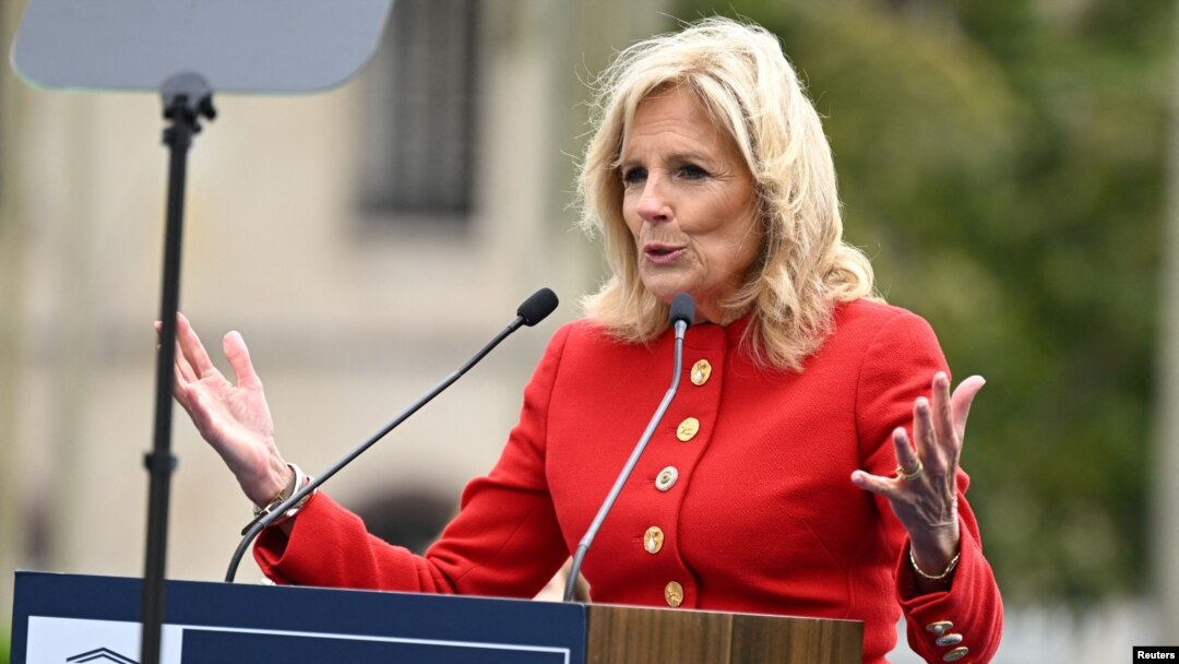 La primera dama estadounidense, Jill Biden, pronuncia un discurso en la ceremonia de reingreso de EEUU a la UNESCO en Paris el 25 de julio de 2023.