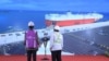 Presiden Jokowi didampingi Sekretaris Kabinet Pramono Anung menyaksikan secara virtual dari Istana Kepresidenan Bogor, Minggu (20/12) ekspor perdana 140 mobil dari Pelabuhan Patimban ke Brunei Darussalam (Foto: Coutesy/Biro Setpres)