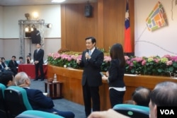 马英九和中国医药大学学生进行座谈 (美国之音张佩芝拍摄)