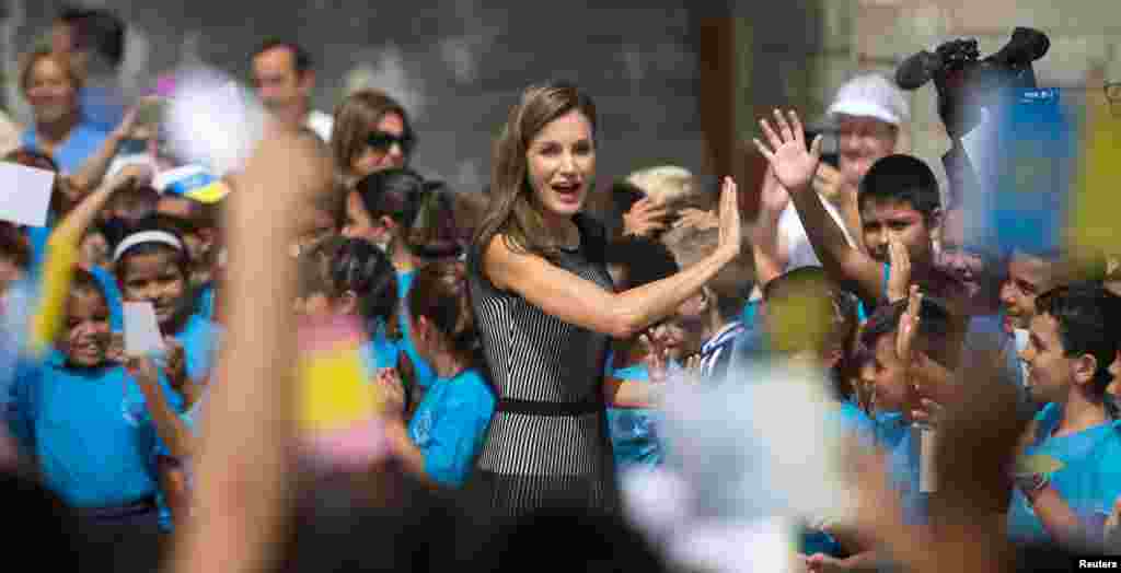 ម្ចាស់ក្សត្រីអេស្ប៉ាញ Queen Letizia ត្រូវបានទទួលស្វាគមន៍កុមារាកុមារីនៃសាលា «San Matias» អំឡុងពិធីសម្ភោធសាលាក្នុងទីក្រុង La Laguna។