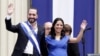 El recién juramentado presidente de El Salvador, Nayib Bukele, y su esposa Gabriela saludan durante las actividades inaugurales en la Plaza Barrios en San Salvador, el sábado 1 de junio de 2019. 