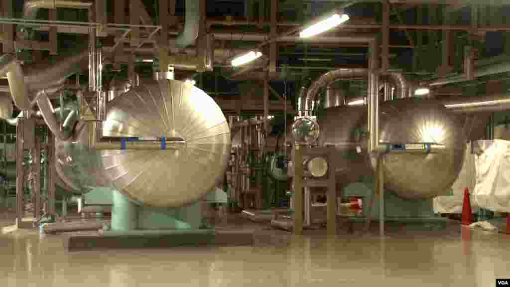 Feedwater heaters in the turbine building at the Monju fast breeder reactor facility. (Steve Herman/VOA)