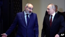 Фото: російський президент Путін та прем'єр-міністр Вірменії Нікол Пашинян під час саміту Організації договору про колективну безпеку, 23 листопада 2022 року