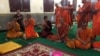 ព្រះសង្ឃ​៥អង្គ​ដែល​គង់​លើ​កម្រាលព្រំ​នៅ​វត្តថាន់ ស្ថិត​ក្នុងចំណោម​ ព្រះសង្ឃ​៨អង្គ ដែល​និមន្ត​មក​ពី​ខេត្តបាត់ដំបង។ (រូបថត​ពី​ទំព័រ​ហ្វេសប៊ុក​របស់​ក្រុម​យុវជន​ខ្មែរថាវរៈ កញ្ញា​ឈឿន ដារ៉ាវី)