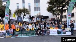 位于美国洛杉矶的中国维权人士界立建星期日(12月22日)于当地的中国领事馆前发起抗议，抗议人士除声援江西网红李宜雪外，也要求中共局立即释放何方美、董瑶琼和吴亚楠等被以“精神病”为由迫害的所有受害者。 （照片由界立建提供）