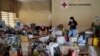 Un voluntario de Cruz Roja empaqueta alimentos para enviar a las familias afectadas, en un centro de distribución de Managua, el 26 de noviembre de 2020.