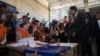 Le candidat à la présidence de Podemos, Venancio Mondlane (d), arrive pour voter dans un bureau de vote à Maputo le 9 octobre 2024 lors des élections générales au Mozambique. 