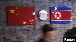 Bendera China dan Korea Utara terlihat di Ningbo, Zhejiang, China, 12 April 2016, sebagai ilustrasi. Aktivis HAM mengecam China setelah adanya laporan bahwa Beijing secara paksa memulangkan lebih dari 500 pembelot Korea Utara. (Foto: Reuters)