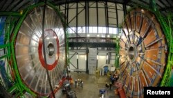 Фото: магніти колайдера CERN поблизу Женеви, Швейцарія, 2007 рік REUTERS/Деніс Балібус (FRANCE) 