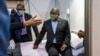 Le président sud-africain Cyril Ramaphosa visite les installations de traitement du COVID-19 au NASREC Expo Center de Johannesburg, Afrique du Sud, le 24 avril 2020. (AFP)