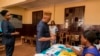 Le gouverneur de la région du Centre, Paul Naseri Bea, vote aux élections générales et municipales à Yaoundé, le 9 février 2020.
