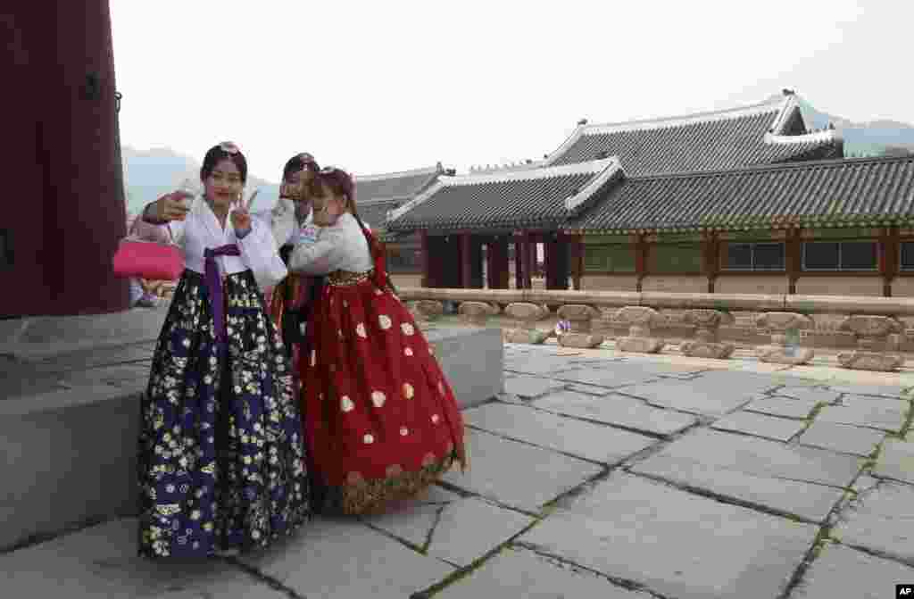 2016年6月20日，在首尔的景福宫，韩国女子自拍