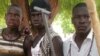 Wasu matasa 'yan banga suka tsaya don a dauki hotonsu a Maiduguri, 11 Yuni, 2013.