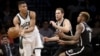 Giannis Antetokounmpo, à gauche, Barclays Center, New York, le 13 mars 2016.