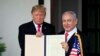 Shugaba Trump (Hagu) tare da Firai Ministan Isra'ila Benjamin Netanyahu (Dama) a lokacin da Trump ya sa hannu kan amincewa Isra'ila ta rike Goland Heights