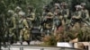 Tentara Israel berdiri di pos pemeriksaan dekat perbatasan dengan Jalur Gaza di Kota Sderot di selatan Israel pada 12 Oktober 2023. (Foto: AFP)