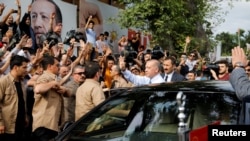 Turkish President Tayyip Erdogan waves to supporters as he leaves his residence in Istanbul, Turkey, June 24, 2018. 