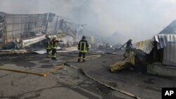 2025年3月11日俄罗斯无人机袭击乌克兰敖德萨的仓库后，消防员扑灭大火。