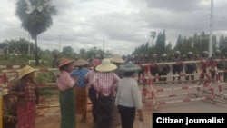  ဝမ်ပေါင်ကုမ္ပဏီရုံးရှေ့မှာ လက်ပံတောင်းဒေသခံအချို့ သွားရောက်ဆန္ဒပြ (ဓါတ်ပုံ-Tar Aye)