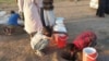 Des citoyens creusent de trous près du rivage pour obtenir de l'eau du Nil blanc alors que les affrontements entre les forces paramilitaires de soutien rapide et l'armée soudanaise se poursuivent. Khartoum, 6 mai 2023. Reuters 