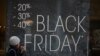 Pešak hoda pored izloga za vreme Black friday vikenda 