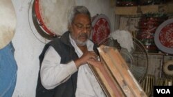 مثل خان استاذ هغه کاريگر دى چې د تيرو څلويښتو کالو راهسې د موسيقۍ الات دوکړه،باجه،رباب،تمبل،ستاراؤ ډهول جوړوي خو هغه چې دکله نه د ډبگرۍ دبازار څخه بيدخله کړى شوى دى نو اوس پرې د مشکلاتو ډکې شپې ميلمنې شوې دي 