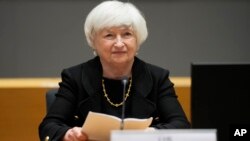 资料照：美国财政部长耶伦2021年7月12日在布鲁塞尔与欧元集团的财政部长举行会晤时准备发言（美联社）。