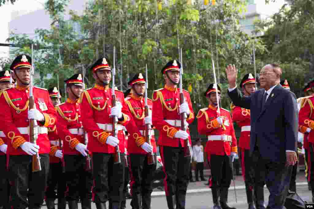 ប្រធានរដ្ឋសភាជាតិលោក ហេង សំរិន គោរពកងកិត្តិយសត្រែទ័ពក្នុងទិវាបុណ្យឯករាជ្យជាតិ ថ្ងៃទី៩ វិច្ឆិកា ឆ្នាំ២០១៩ នៅរាជធានីភ្នំពេញ។ (ហ៊ុល រស្មី/VOA)