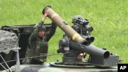 资料照片：台湾士兵在南部屏东县进行实弹操演。(2023年7月3日)