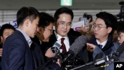이재용 삼성전자 부회장(가운데)이 지난 12일 피의자 신분으로 대치동 박영수 특별검사팀에 출석하고 있다. 이 부회장은 비선실세 최순실 일가 지원과 관련한 뇌물공여 혐의를 받고 있다. 