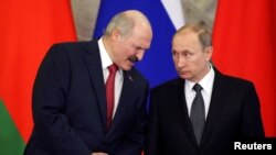 Зліва направо: президент Білорусі Олександр Лукащенко і президент Росії Володимир Путін